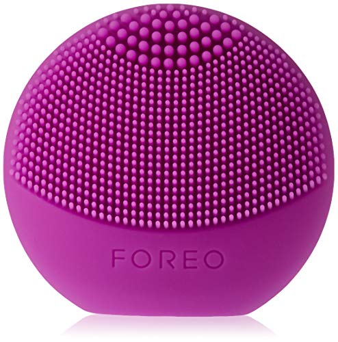 LUNA play de FOREO es el limpiador exfoliante facial, morado. Perfecto para llevar de viaje, este cepillo facial es resistente al agua y proporciona una limpieza sónica