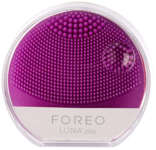 LUNA play de FOREO es el limpiador exfoliante facial, morado. Perfecto para llevar de viaje, este cepillo facial es resistente al agua y proporciona una limpieza sónica