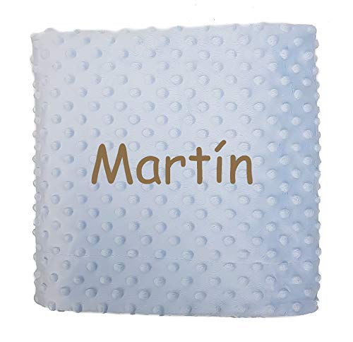 Manta bebe personalizada con nombre bordado. Medidas 80x110 cm. Tacto terciopelo (Celeste)