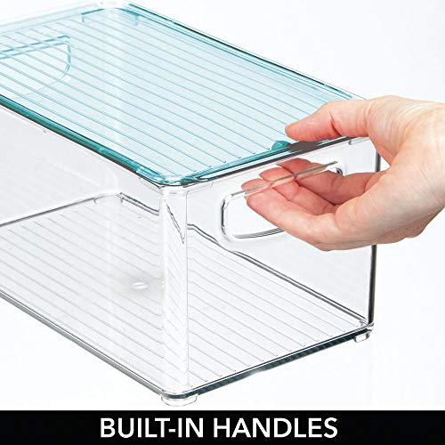 mDesign Caja para juguetes con tapa para habitación infantil – Cestas organizadoras con prácticas asas – Espacioso contenedor plástico sin BPA para artículos de bebé – azul/transparente