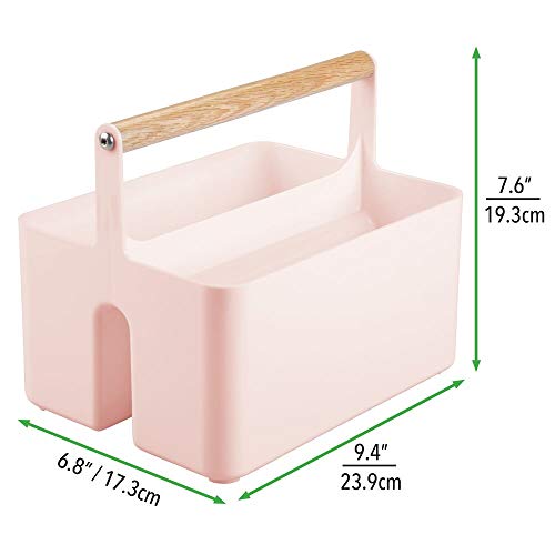 mDesign Cesta con asa para el baño – Caja organizadora con 2 compartimentos para cosméticos, maquillaje o pintaúñas – Organizador de cosméticos portátil de plástico con asa de madera – rosa claro