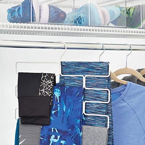 mDesign Compacta percha para pantalones de yoga, leggins, etc. – Organizador de accesorios para armario – Percha organizadora de pantalones con 8 aberturas en alambre de metal – blanco