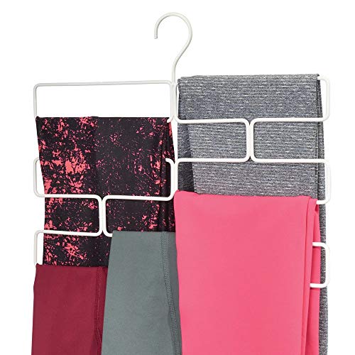 mDesign Compacta percha para pantalones de yoga, leggins, etc. – Organizador de accesorios para armario – Percha organizadora de pantalones con 8 aberturas en alambre de metal – blanco