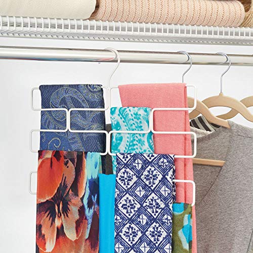 mDesign Compacta percha para pantalones de yoga, leggins, etc. – Organizador de accesorios para armario – Percha organizadora de pantalones con 8 aberturas en alambre de metal – blanco