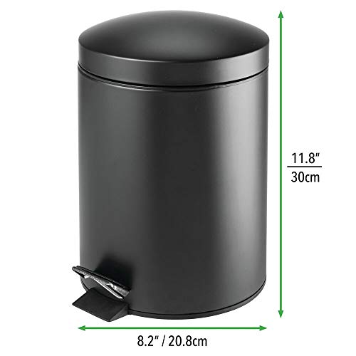 mDesign Cubo de basura con pedal – Contenedor de residuos de metal de 5 litros con tapa, pedal y cubo plástico extraíble – Para cosméticos o como papelera de baño, cocina u oficina – negro