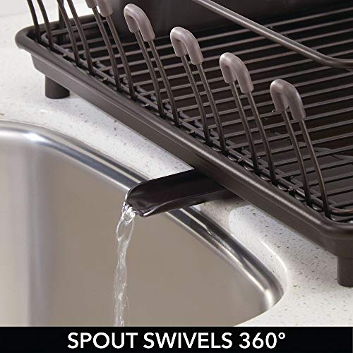 mDesign Escurridor de platos con bandeja de goteo – Bandeja escurreplatos para la encimera o el fregadero de la cocina – Secaplatos con desagüe giratorio de metal y plástico – bronce