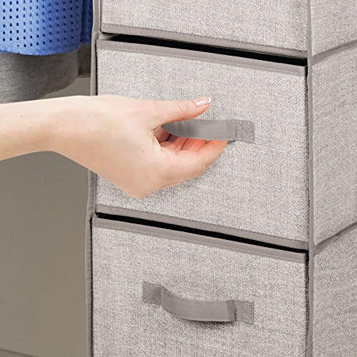 mDesign Organizador de armario colgante de fibra sintética – Práctico colgador de armario con 3 estantes de tela y 3 cajones para dormitorio – Ideal para organizar armarios – gris claro/marrón claro