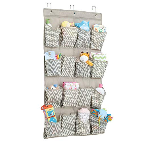 mDesign – Organizador de armarios con 16 bolsillos – Organizador de tela para colgar – Colgador de armario para cosas para bebés – Color gris pardo y crema