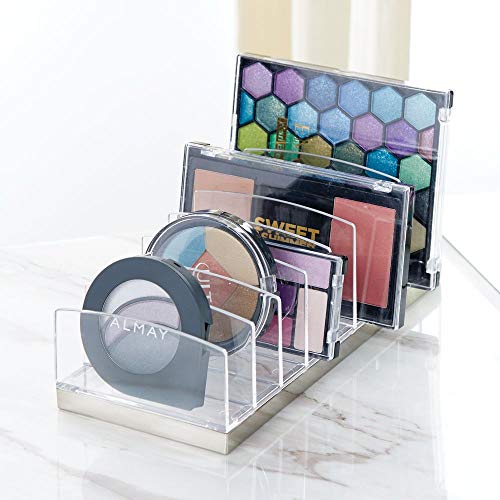 mDesign Organizador de maquillaje en plástico – Clasificador con 9 compartimentos para organizar maquillaje – Bandeja organizadora para lavabo, tocador o armario – transparente/dorado latón