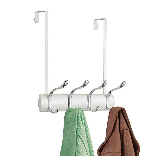 mDesign Perchero de puerta para baños, pasillo, dormitorio u oficina – Perchero metálico con cuatro ganchos en acero resistente – Colgador de puerta sin montaje – blanco perla/cromado