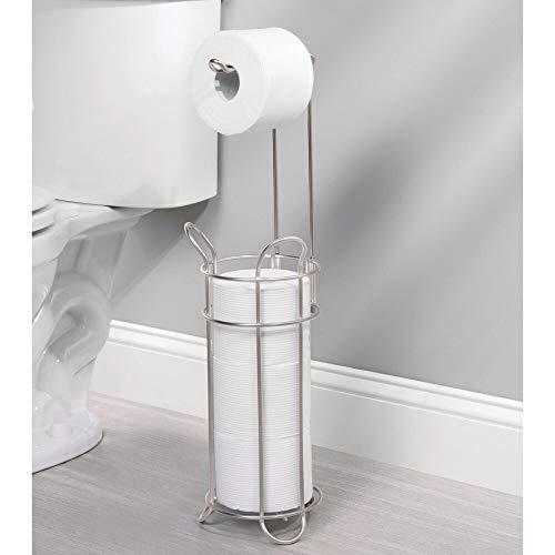mDesign Portarrollos de papel higiénico de pie – Moderno dispensador de papel higiénico de metal – Porta rollos de pie con espacio para 4 rollos de papel higiénico – plateado mate