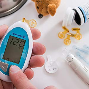 Medidor de glucosa en sangre especialmente calibrado para su uso en perros y gatos - Glucometro veterinario para mascotas - Producto e instrucciones en inglés - Nueva versión del 2018