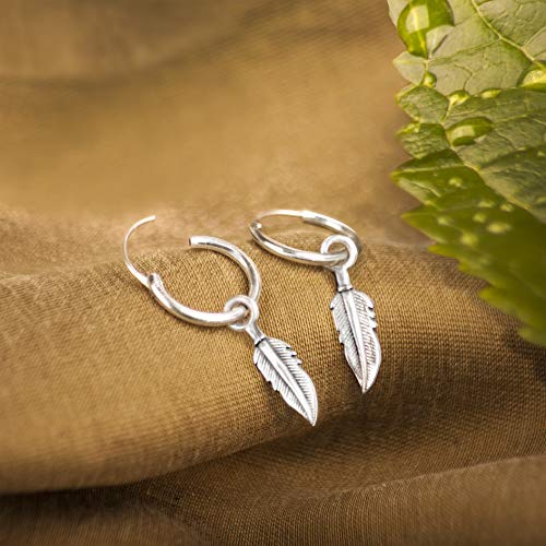 Pendientes de aro con pluma colgante de plata de ley 925