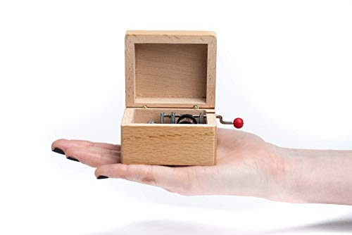 Pequeña caja de música hecha con madera de calidad con la melodía de El Señor de los Anillos.
