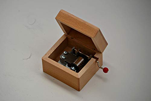 Pequeña caja de música hecha con madera de calidad con la melodía de El Señor de los Anillos.