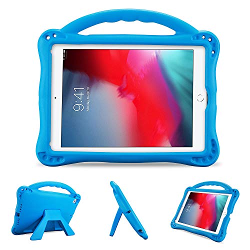 ProCase Funda Infantil iPad 9.7 6.ª/5.ª, iPad Pro 9.7, Air 2/1, Carcasa Niño Antigolpes con Asa Suave Soporte Plegable, Funda Bebé Ligera para Apple iPad 9.7 2018 2017 iPad Air 1/2 -Celeste