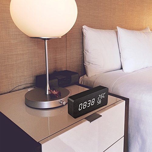 Qoosea Reloj Despertador LED Reloj de Alarma de Madera Comando de Voz táctil Relojes Digitales USB Reloj de Madera Moderno 3 Niveles Brillo Ajustable 3 Alarmas Reloj de Escritorio Hora