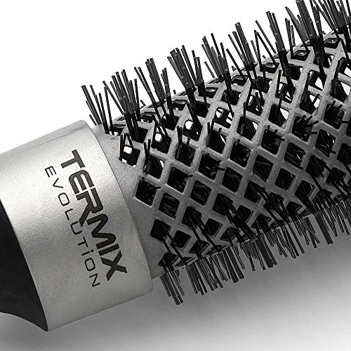 Termix Evolution Basic Ø28-. Cepillo térmico redondo con fibra ionizada de alto rendimiento, especial para cabellos de grosor medio. Disponible en 8 diámetros y en formato Pack.