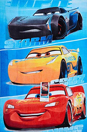 Toalla de playa de Disney Cars Maximum MPH, toalla de baño, toalla de 70 x 140 cm con Storm, Cruz y Lightning McQueen de algodón 100%, para niños