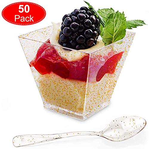 Aitsite 50 Pack Tazas de Postre Plástico con Cucharas Desechables Brillo de Oro Parfait Copas Tasting Appetizer Tazón Cuadrado Mini Shooter Vasos de Postre 100 ml