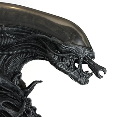Alien: Hissing Xenomorph And Illustrated Book