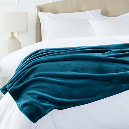 AmazonBasics - Manta, hecha de suave felpa - 168 x 229cm - azul-verde