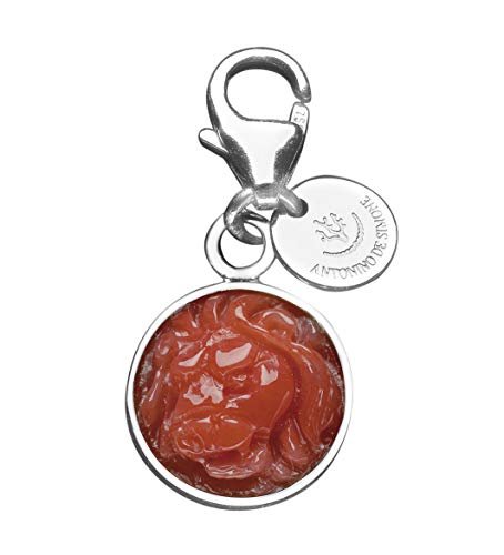 Antonino De Simone Charms zodiacales grabados en huesos de coral rojo del Mediterráneo, disponibles en oro amarillo de 18 quilates y plata blanca 925. Leone