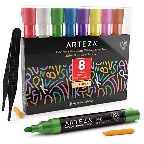 Arteza Rotuladores metalizados de tiza líquida | Set de 8 marcadores de tiza | 8 colores metálicos| Incluye pinzas + 50 etiquetas + 2 plantillas adhesivas | Rotuladores de tiza para cristal y pizarra