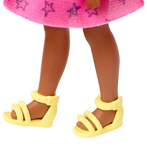 Barbie - Chelsea Muñeca Morena con Vestido Espacial (Mattel GHV80) , color/modelo surtido