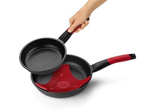 Bra Premiere - Lote de sartenes 20 y 24 cm de aluminio fundido con antiadherente, apta para todo tipo de cocinas incluso inducción, incluye un salvamanteles Bra Safe rojo