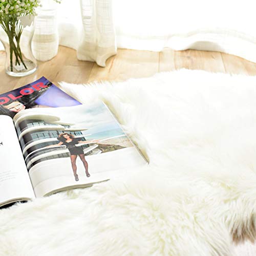 Cumay Piel de Imitación, Artificial Alfombra, excelente Piel sintética de Calidad Alfombra de Lana ，Adecuado para salón Dormitorio baño sofá Silla cojín (Blanco, 70 x 135 cm)