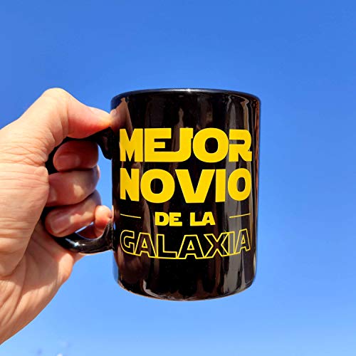 Dr. Troll Taza mug con el Texto Mejor Novio de la Galaxia. Taza Estilo Friki para Novios Fans de Star Wars. Color Amarillo y Negro