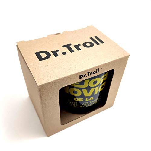 Dr. Troll Taza mug con el Texto Mejor Novio de la Galaxia. Taza Estilo Friki para Novios Fans de Star Wars. Color Amarillo y Negro