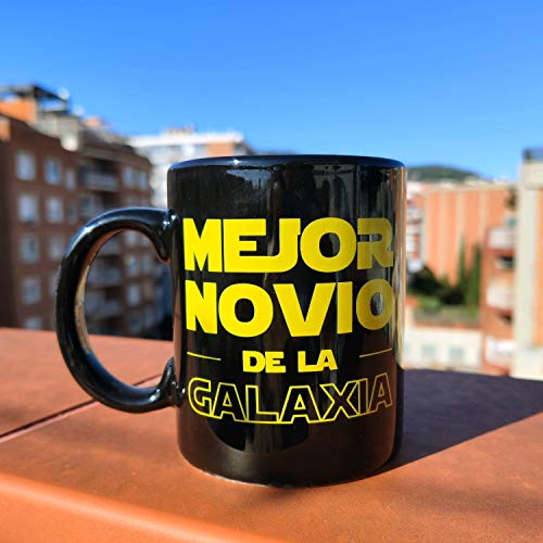 Dr. Troll Taza mug con el Texto Mejor Novio de la Galaxia. Taza Estilo Friki para Novios Fans de Star Wars. Color Amarillo y Negro
