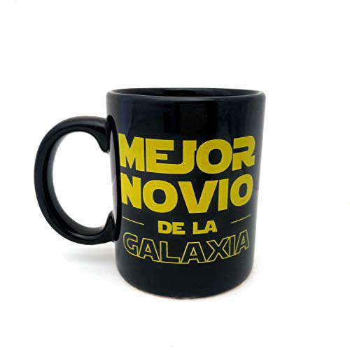 Dr. Troll Taza mug con el Texto Mejor Novio de la Galaxia. Taza Estilo Friki para Novios Fans de Star Wars. Color Amarillo y Negro