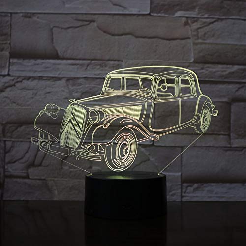 El Color de la luz del Auto Deportivo cambió el Escritorio de Bienvenida Junto al Amante para Que el niño decorara el Regalo.