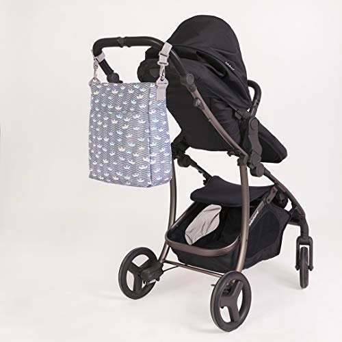 Kiwisac Trendy Marina Bolso para Carro de Bebé Universal Diseño Original de Barquitos de Papel en tono Azul Bolso Organizador con Cambiador, Bandolera Ajustable y Cintas de Sujeción 36x11x32 cm