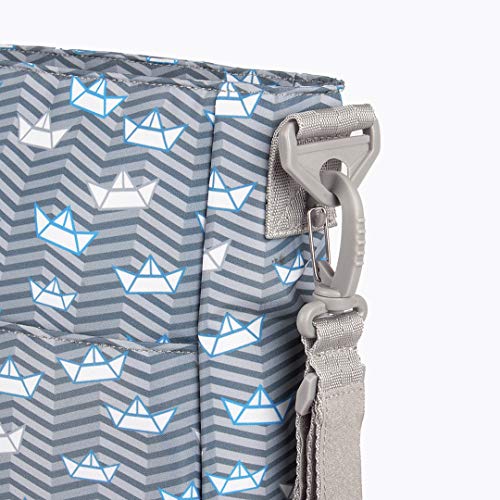Kiwisac Trendy Marina Bolso para Carro de Bebé Universal Diseño Original de Barquitos de Papel en tono Azul Bolso Organizador con Cambiador, Bandolera Ajustable y Cintas de Sujeción 36x11x32 cm