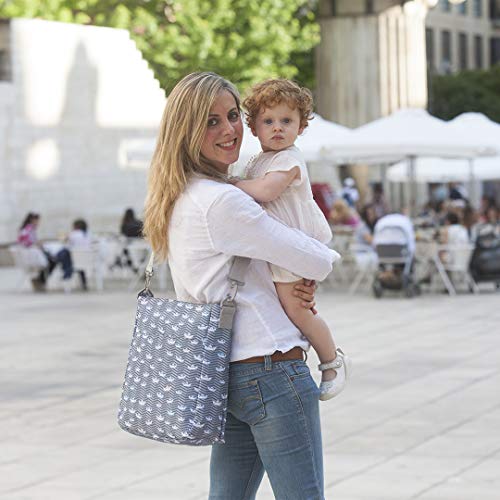 Kiwisac Trendy Marina Bolso para Carro de Bebé Universal Diseño Original de Barquitos de Papel en tono Azul Bolso Organizador con Cambiador, Bandolera Ajustable y Cintas de Sujeción 36x11x32 cm