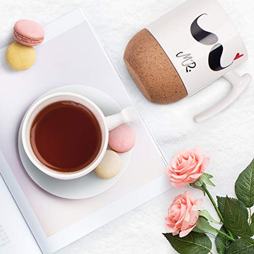 Love-KANKEI® Mr Mrs Tazas de cerámica con fondo de corcho novedoso - Regalos de boda / Aniversario Regalos de boda para parejas - Juego de 2 / 10.5 oz