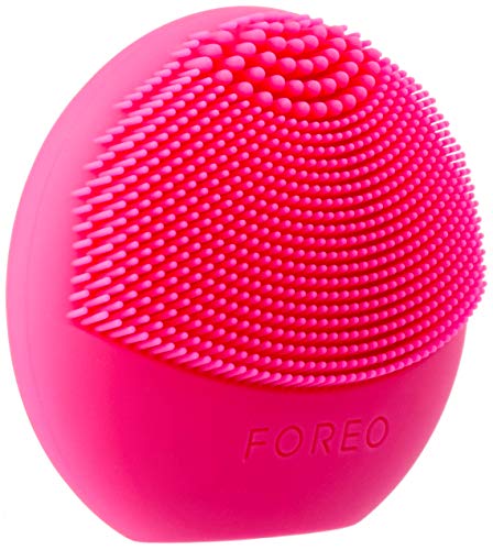 LUNA play de FOREO es el limpiador exfoliante facial, fucsia. Perfecto para llevar de viaje, este cepillo facial es resistente al agua y proporciona una limpieza sónica
