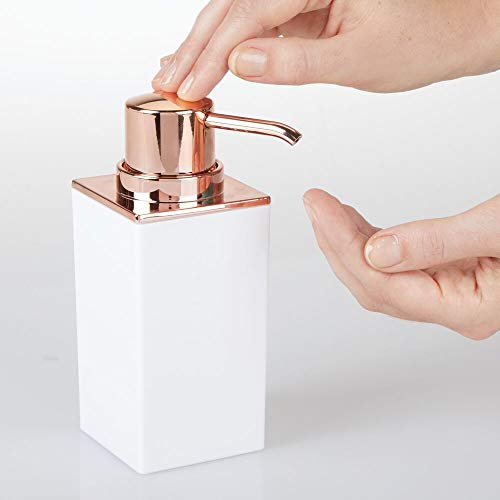 mDesign Accesorios para el baño – Porta cepillos de Dientes, dosificador de jabón, Recipiente con Tapa y Vaso – Fabricados en plástico Resistente Libre de BPA – Juego de 4 – Blanco/Dorado Rojizo