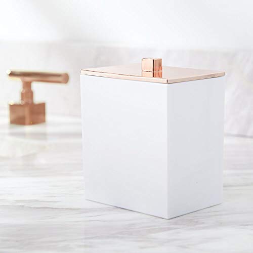 mDesign Accesorios para el baño – Porta cepillos de Dientes, dosificador de jabón, Recipiente con Tapa y Vaso – Fabricados en plástico Resistente Libre de BPA – Juego de 4 – Blanco/Dorado Rojizo