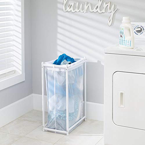 mDesign Cesto para ropa sucia para baño o lavadero – Bolsa para la colada de tejido de malla transpirable – Mueble de baño de metal para guardar ropa sucia y ahorrar espacio – blanco