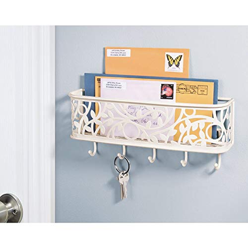 mDesign Guardallaves con Cesta metálica para Pasillo y Cocina – Compacto Llavero de Pared con Bandeja para Cartas y 5 Ganchos para Colgar – Colgador de Llaves de Metal para Pared – Crema/Beige