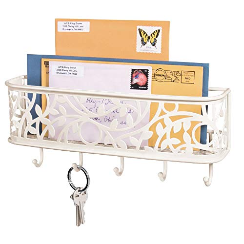 mDesign Guardallaves con Cesta metálica para Pasillo y Cocina – Compacto Llavero de Pared con Bandeja para Cartas y 5 Ganchos para Colgar – Colgador de Llaves de Metal para Pared – Crema/Beige