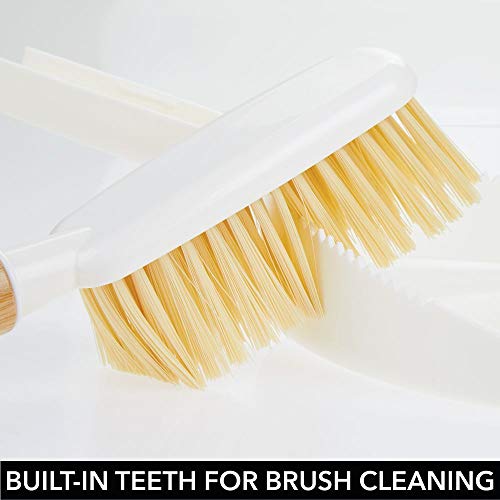 mDesign Juego de 2 utensilios de limpieza para barrer de bambú y plástico – Recogedor y escoba de mano con mango corto – Para limpiar la casa de manera rápida y eficaz – blanco/natural
