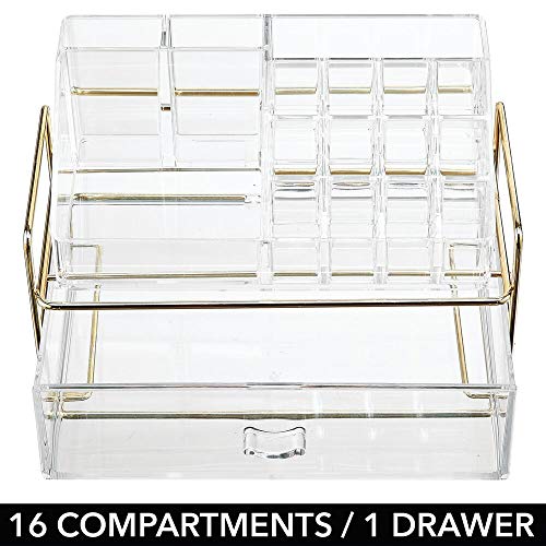 mDesign Organizador de maquillaje – Práctica caja transparente para organizar cosméticos en el baño o el dormitorio – Estante de maquillaje con 16 compartimentos y un cajón – dorado latón/transparente