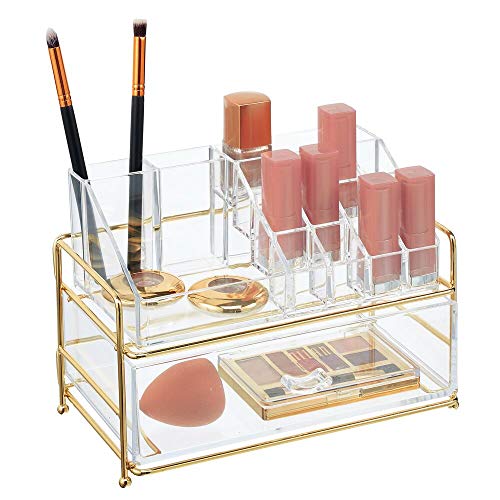 mDesign Organizador de maquillaje – Práctica caja transparente para organizar cosméticos en el baño o el dormitorio – Estante de maquillaje con 16 compartimentos y un cajón – dorado latón/transparente
