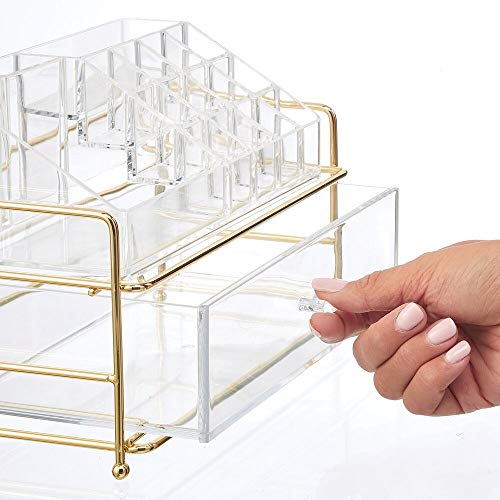 mDesign Organizador de maquillaje – Práctica caja transparente para organizar cosméticos en el baño o el dormitorio – Estante de maquillaje con 16 compartimentos y un cajón – dorado latón/transparente